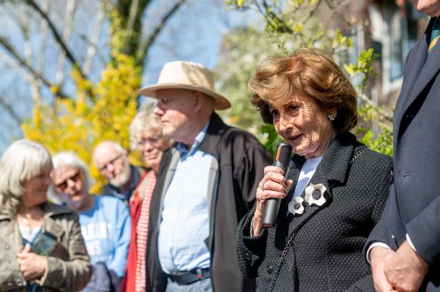 Dertig Joodse mensen uit Leeuwarden herdacht met een struikelsteen. 'Verraden voor twee keer 7,5 gul