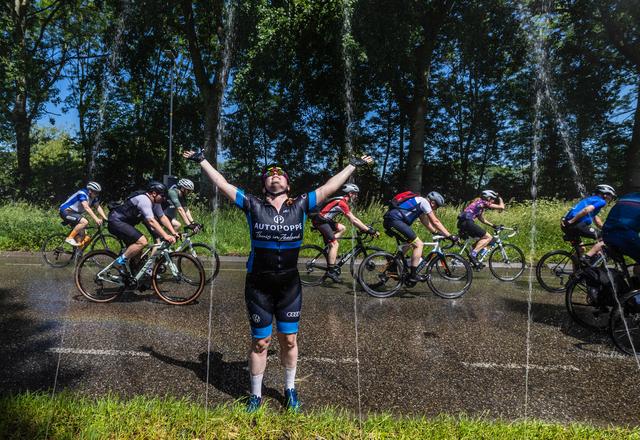Smeren tijdens een snikhete Fietselfstedentocht