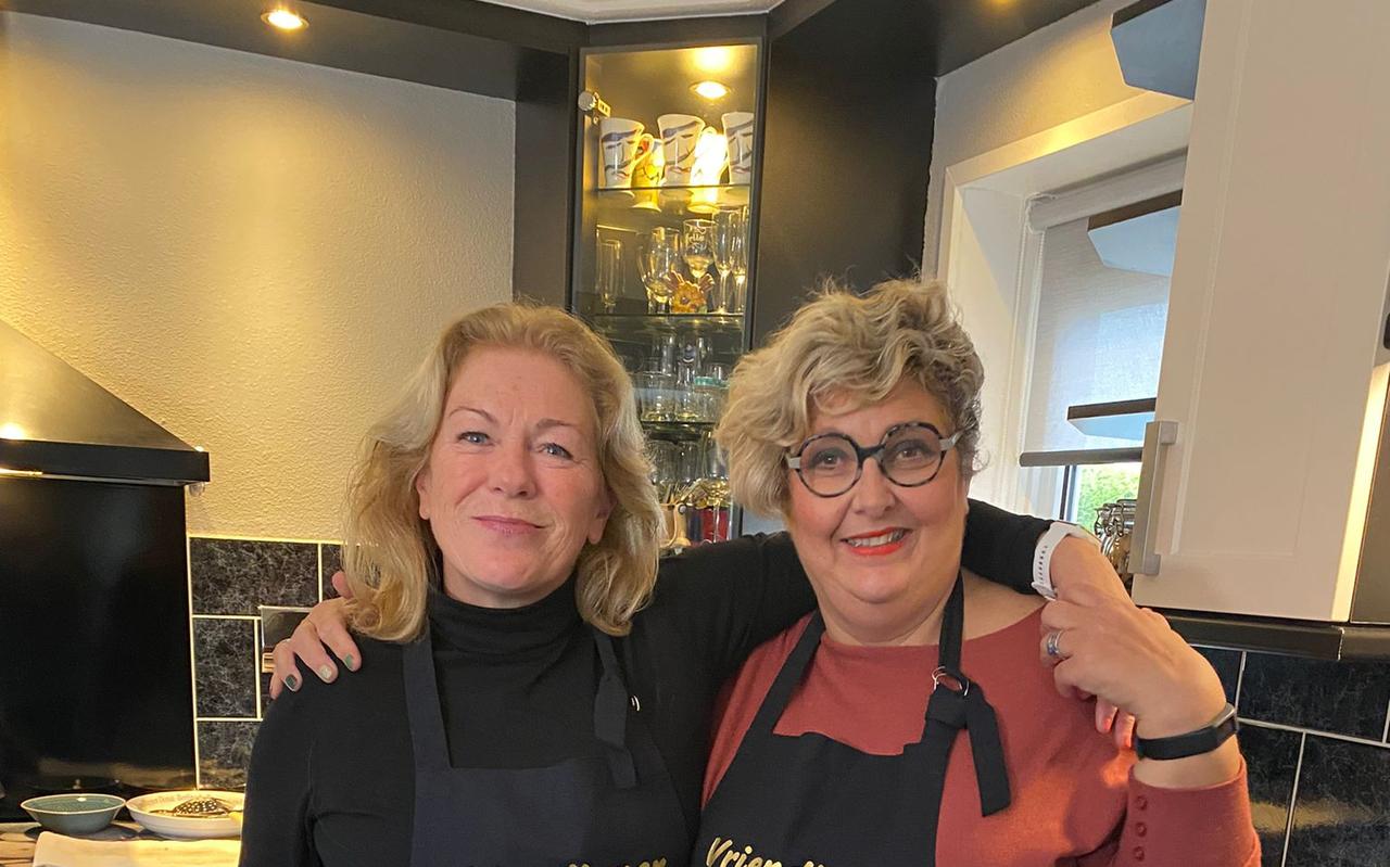 Truus Zoetendal en Corrie Voolstra uit Rottum zijn misschien de Beste Oliebollenbakkers van Nederland. EIGEN FOTO Truus Zoetendal en Corrie Voolstra uit Rottum zijn misschien de Beste Oliebollenbakkers van Nederland. EIGEN FOTO