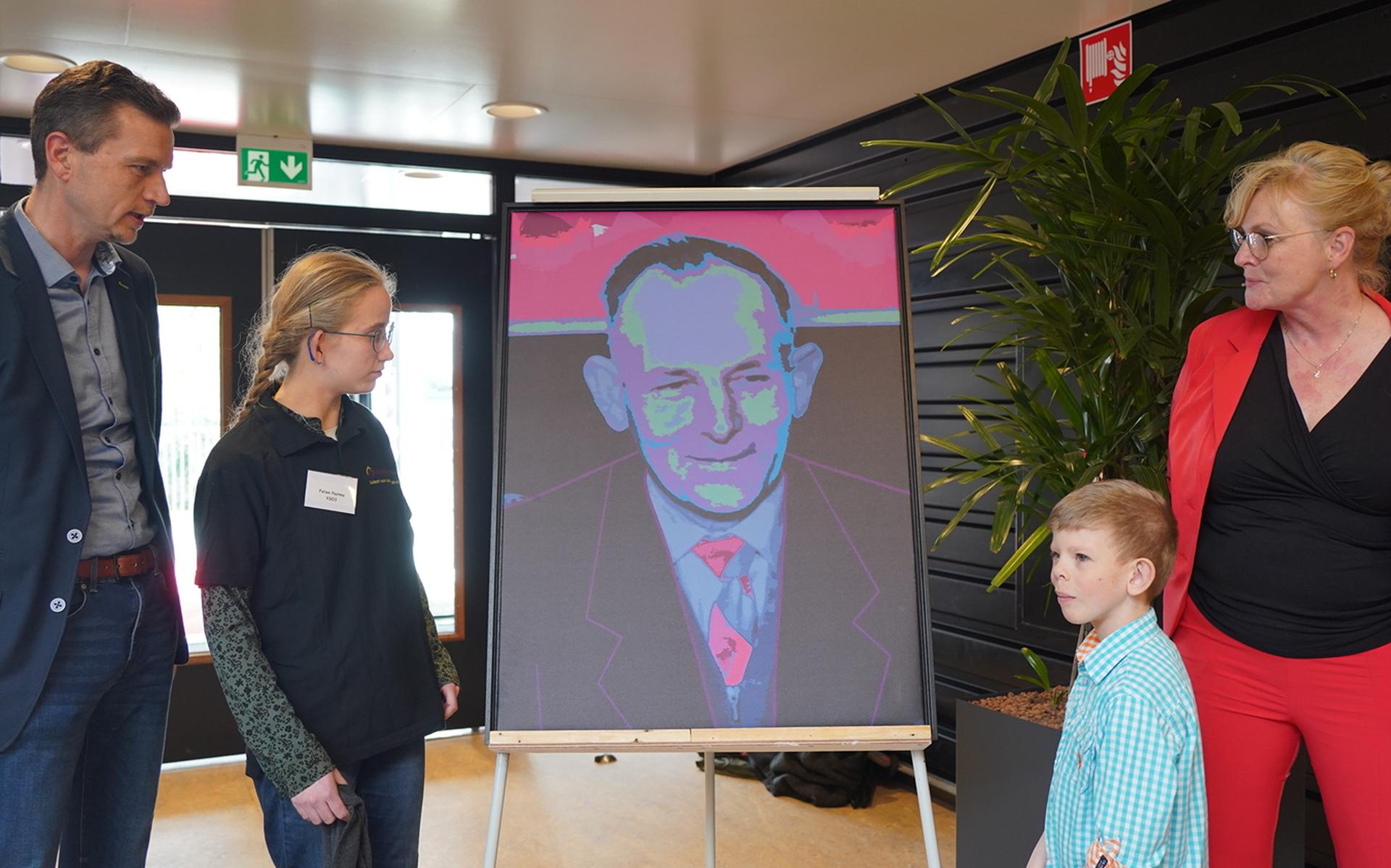 De opening werd verricht in het bijzijn van wethouder Jelle Zoetendal van de gemeente Heerenveen. Rechts directeur Margien Fiks van de (V)SO Duisterhoutschool.