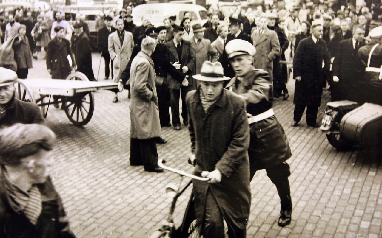De politie greep in op het Zaailand op Kneppelreed, 16 november 1951 De politie greep in op het Zaailand op Kneppelreed, 16 november 1951