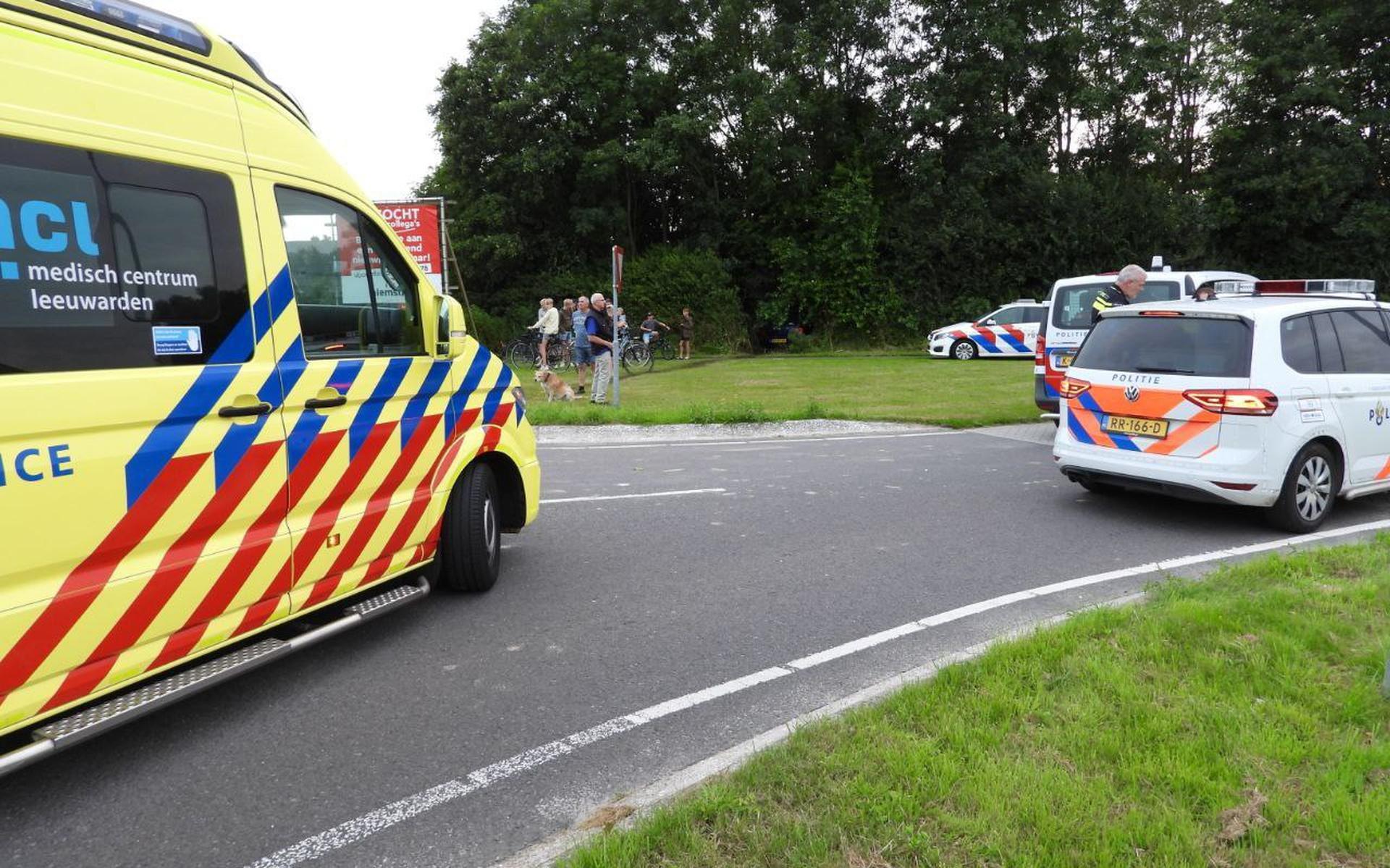 Auto belandt tussen bomen bij N393 in Tzummarum, inzittenden vluchten - Leeuwarder Courant