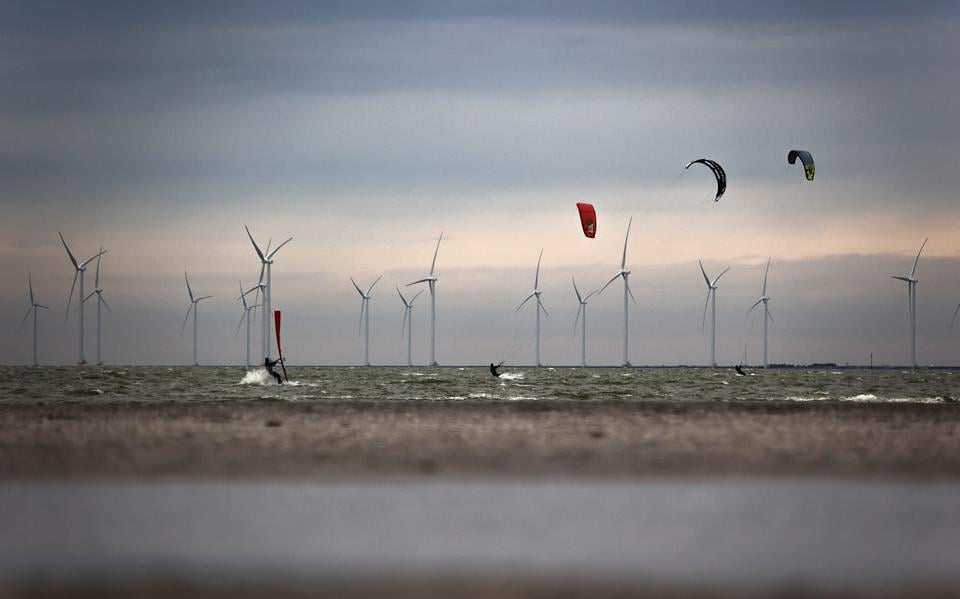 Het Windpark Fryslân vanaf het strand in Makkum. 