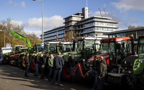 Demonstrerende boeren staan met tractoren bij het provinciehuis in Zwolle.