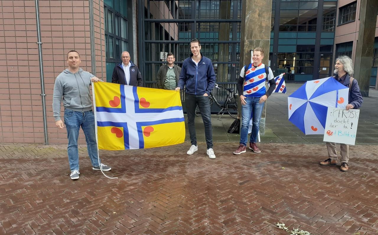 De Jongfryske Mienskip betuigde steun aan Elzinga bij de ingang van de rechtbank FOTO SJOERD GROENHOF De Jongfryske Mienskip betuigde steun aan Elzinga bij de ingang van de rechtbank FOTO SJOERD GROENHOF