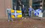 De Jongfryske Mienskip betuigde steun aan Elzinga bij de ingang van de rechtbank FOTO SJOERD GROENHOF
