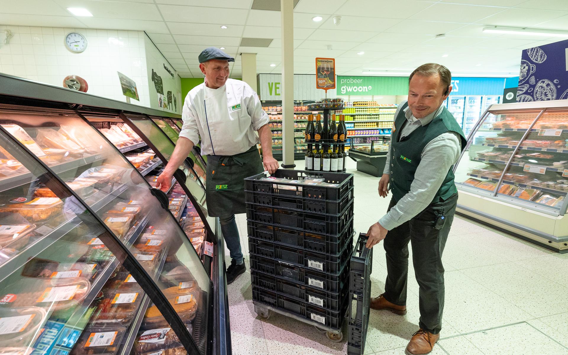 Slager Johan Bekkema (hij maakte deze week een transfer van Poiesz Noardburgum naar de nieuwe Poiesz) en bedrijfsleider Johannes Tichelaar (rechts).