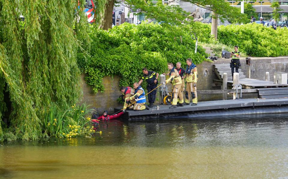 Een man is maandagmiddag te water geraakt in Leeuwarden. Duikers van de brandweer haalden de man uit de Zuiderstadsgracht.