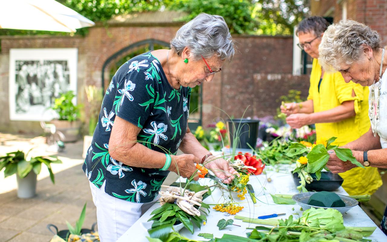 Sedie Boonstra (88) kleedt voor de laatste keer het Karmelklooster aan met bloemen voor de laatste openstelling Sedie Boonstra (88) kleedt voor de laatste keer het Karmelklooster aan met bloemen voor de laatste openstelling