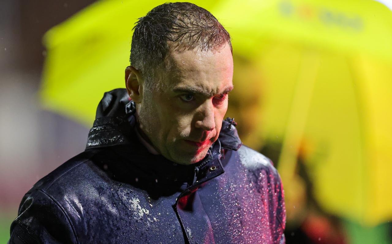 Sjors Ultee loopt van het veld na de bekernederlaag tegen De Treffers in Groesbeek. "Een slachtofferrol moet je juist niet aannemen, dat is alleen maar een manier om nog verder in het drijfzand te zakken waar je in zit." Sjors Ultee loopt van het veld na de bekernederlaag tegen De Treffers in Groesbeek. "Een slachtofferrol moet je juist niet aannemen, dat is alleen maar een manier om nog verder in het drijfzand te zakken waar je in zit."