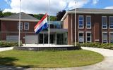 Bij het hoofdgebouw van Defensie Helikopter Commando op vliegbasis Gilze-Rijen hangt de vlag halfstok. Commandant Robert Adang spreekt van een zwarte dag. 