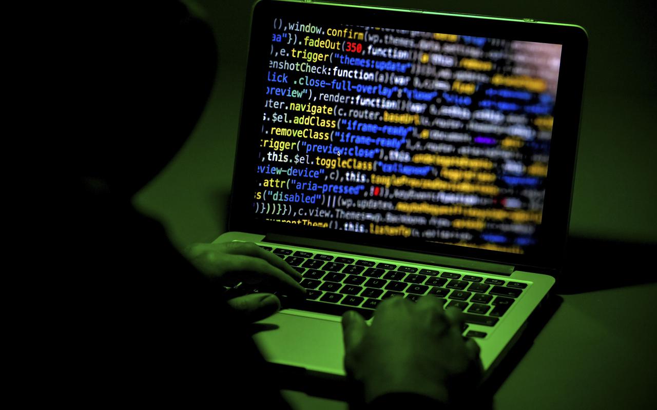 Politie en Autoriteit Persoonsgegevens onderzoeken een groot datalek op Liudger Raai in Drachten. Twee leerlingen hackten de laptop van een docent.