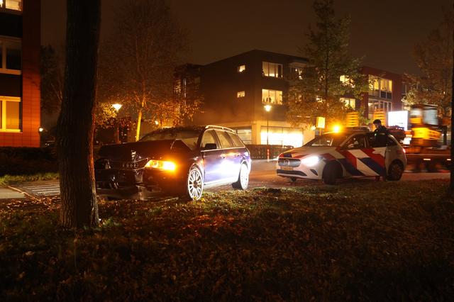 Man (27) uit Ureterp rijdt onder invloed en crasht na achtervolging tegen boom. ‘Heb de strijbijl be