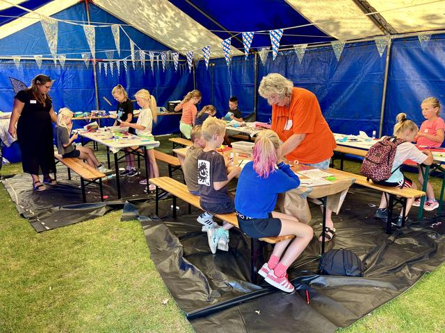 Het plezier van Zomerspelweek Jubbega is overdraagbaar. ‘Als je eenmaal besmet bent, blijf je erbij 