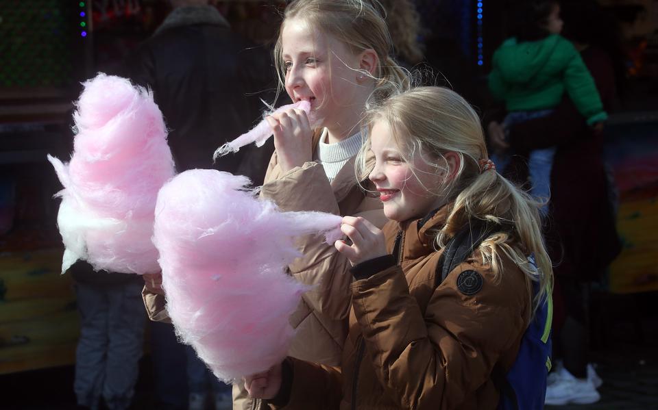Noore Homan 11(r) en Lisanne Mosselaar (l)11 uit Leeuwarden eten een suikerspin op de Lunatokermis. 