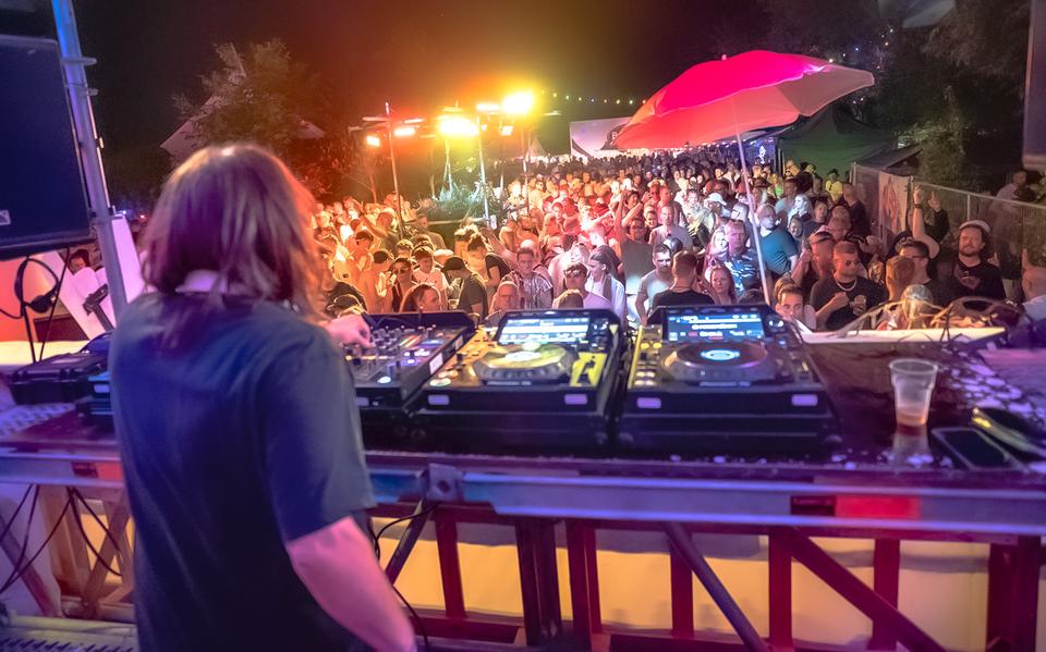 Een van de podia van het succesvolle Play! Festival in Tirns, de achtste editie onderhand alweer. Met 1600 bezoekers draait het nog altijd goed.