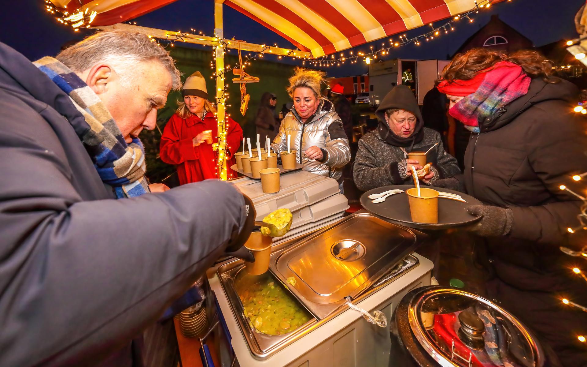 Geen 'jasje dasje' op nieuwjaarsreceptie Súdwest-Fryslân, maar winterjas en warme sokken bij de vuur