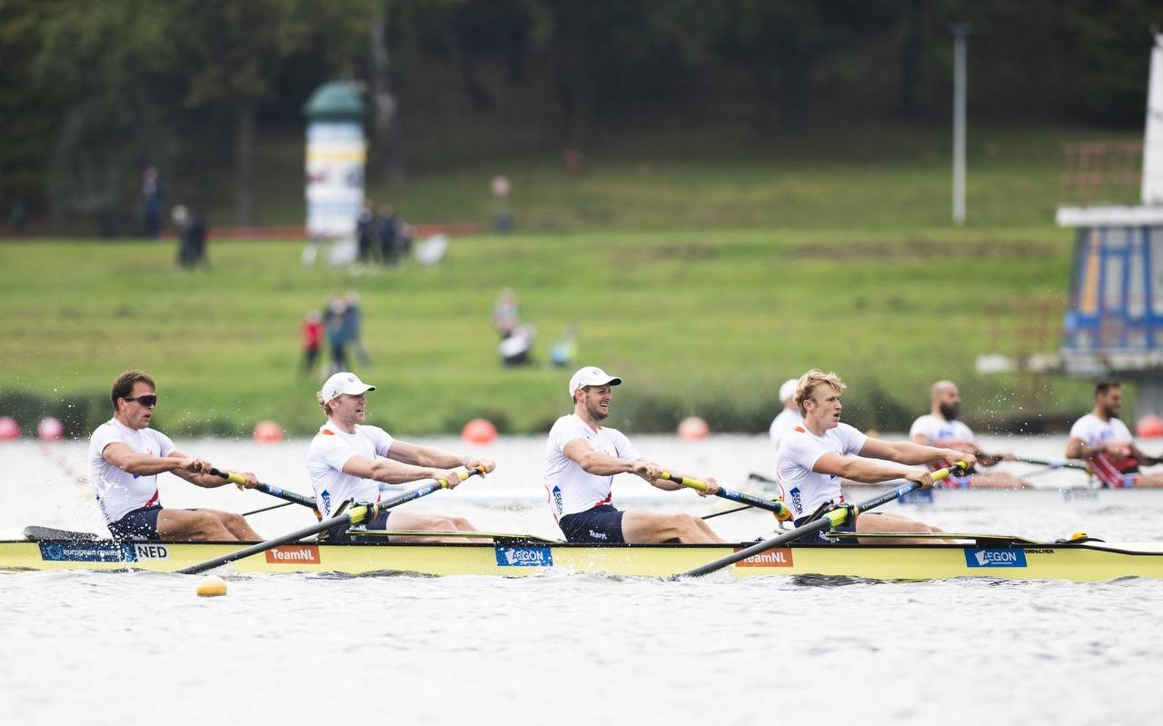 Jan van der Bij, Boudewijn Röell, Sander de Graaf en Nelson Ritsema (vanaf links) in de vier-zonder op weg naar de Europese titel. Jan van der Bij, Boudewijn Röell, Sander de Graaf en Nelson Ritsema (vanaf links) in de vier-zonder op weg naar de Europese titel.
