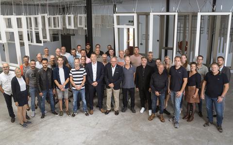Het grootste deel van de medewerkers van Timmerfabriek De Jong op de foto, ter ere van het honderdjarige jubileum van het bedrijf.
