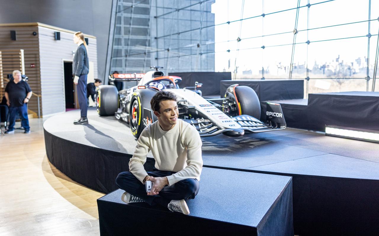 Nyck De Vries zit voor de Formule 1-wagen bij de onthulling in New York. Nyck De Vries zit voor de Formule 1-wagen bij de onthulling in New York.