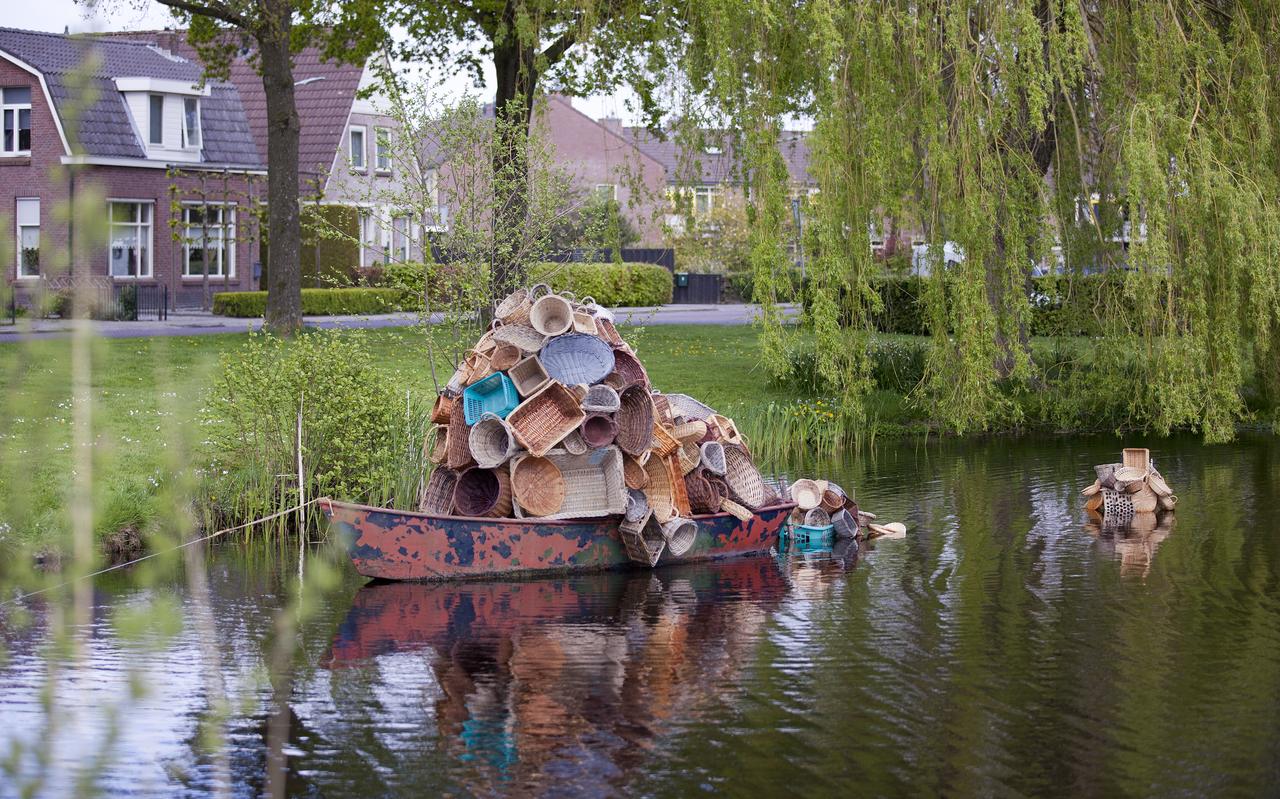 Het kunstwerk 'Wassend tij' van Karin van der Molen bestaat uit allerlei manden als verwijzing naar de overvloed aan productie van vlechtwerk wereldwijd. Het kunstwerk 'Wassend tij' van Karin van der Molen bestaat uit allerlei manden als verwijzing naar de overvloed aan productie van vlechtwerk wereldwijd.