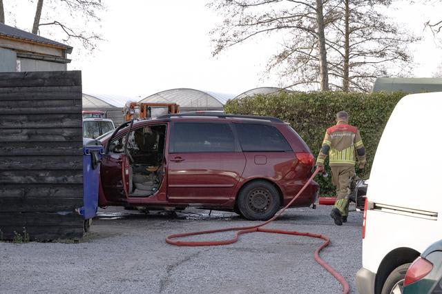 LIVE | Gewonde na autobrand bij autobedrijf Oudehorne & twee auto’s in de sloot na botsing bij Kimsw