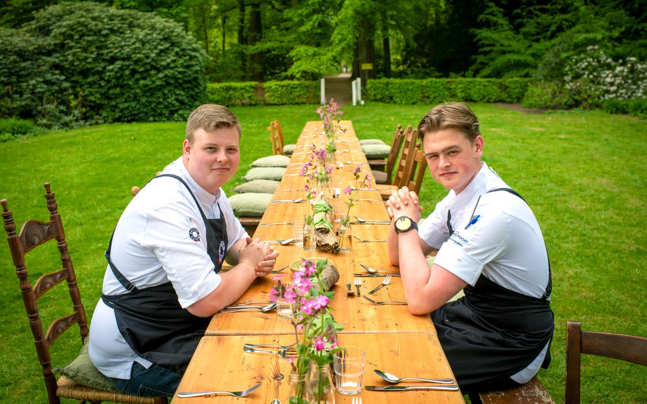 Jonge koks Youri Hiemstra en Max de Jong in afwachting van de gasten die het menu met 'meer smaak en minder zout' komen proeven in de tuin van De Slotplaats in Bakkeveen.