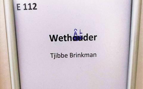 Het naambordje van wethâlder Tjibbe Brinkman.