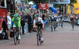 De finish van 2012 in de Profronde van Surhuisterveen. Mark Cavendish troeft Peter Sagan af. Pieter Weening werd die avond derde.