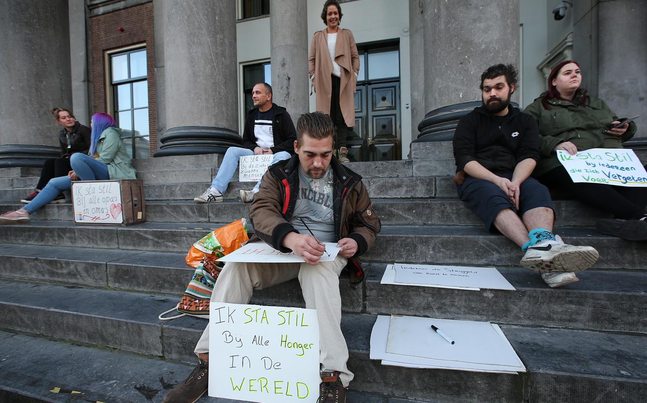 De actievoerders begonnen hun actie op de trappen van het gerechtshof aan het Zaailand in de stad.  