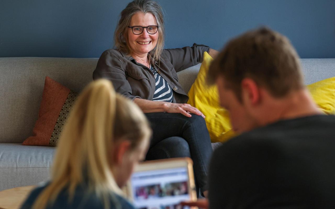 Mediacoach Evelyn Verburgh is op bezoek bij buren. Dit ziet ze graag: ouders die met hun kinderen praten over internet. Mediacoach Evelyn Verburgh is op bezoek bij buren. Dit ziet ze graag: ouders die met hun kinderen praten over internet.