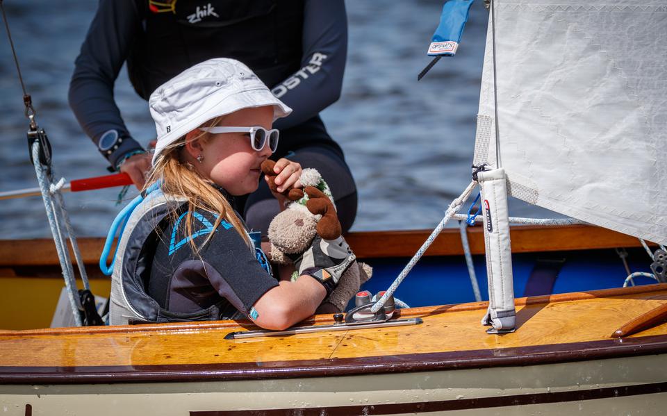 Jildau Poiesz gaat niet varen zonder haar geluksknuffel. Het werkt: samen met Marleen Huisman won ze in de Flits-A de eerste twee wedstrijden van de Sneekweek. 