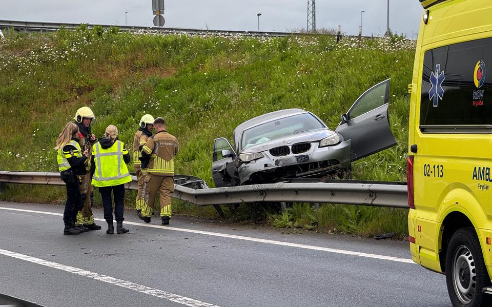 Een automobilist raakte woensdagochtend vroeg van de weg bij Wirdum.