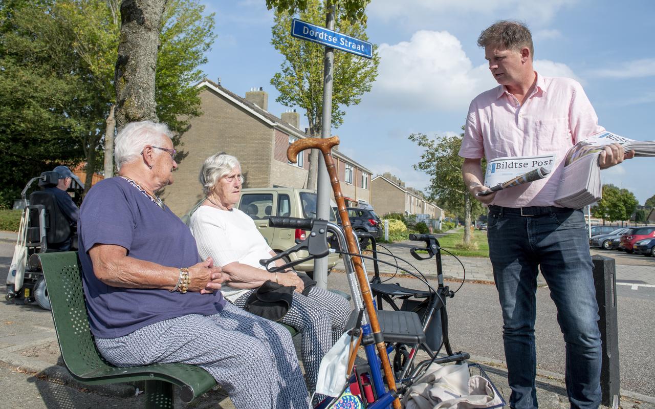 De eerste exemplaren van de Nije Bildste Post worden uitgedeeld door Pieter Jan Heidstra aan vlnr Jennie Velsma en Kobie Groen. De eerste exemplaren van de Nije Bildste Post worden uitgedeeld door Pieter Jan Heidstra aan vlnr Jennie Velsma en Kobie Groen.