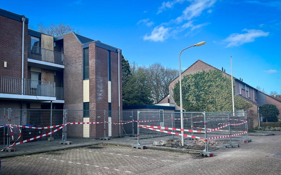 Zaterdagavond zijn alle elf appartementen dichtgeschroefd en is een hek om het gebouw geplaatst.