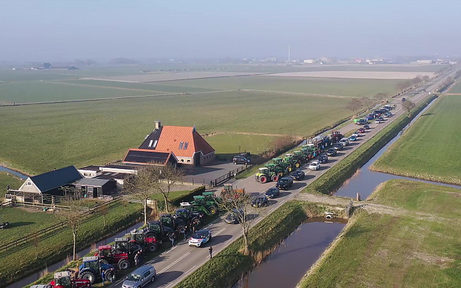 Farmers pay their last respects to Piet Paulusma with tractors along the road between Harlingen and Herbaijum