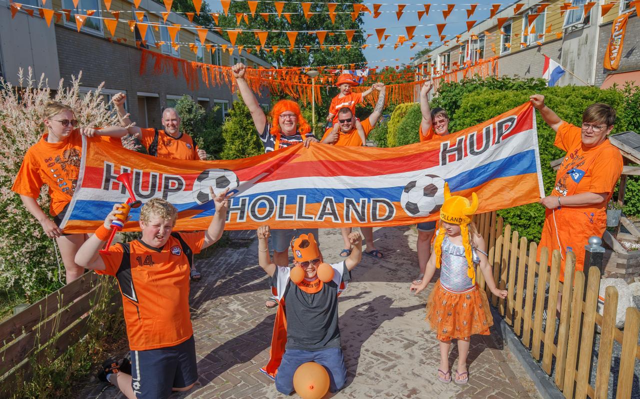 De Celsiusstraat in Oudeschoot is klaar voor het EK. Rechts Radenka Schaap, achter het spandoek staat haar man Henk, terwijl Daan op zijn knieën ervoor zit. Op de schouders van Tony Stoker zit Levi. Verder op de foto buurkinderen Femke en Iwan (links) en hun ouders Freddie en Klaske Jeeninga. Rechtsvoor staat Layla. De Celsiusstraat in Oudeschoot is klaar voor het EK. Rechts Radenka Schaap, achter het spandoek staat haar man Henk, terwijl Daan op zijn knieën ervoor zit. Op de schouders van Tony Stoker zit Levi. Verder op de foto buurkinderen Femke en Iwan (links) en hun ouders Freddie en Klaske Jeeninga. Rechtsvoor staat Layla.