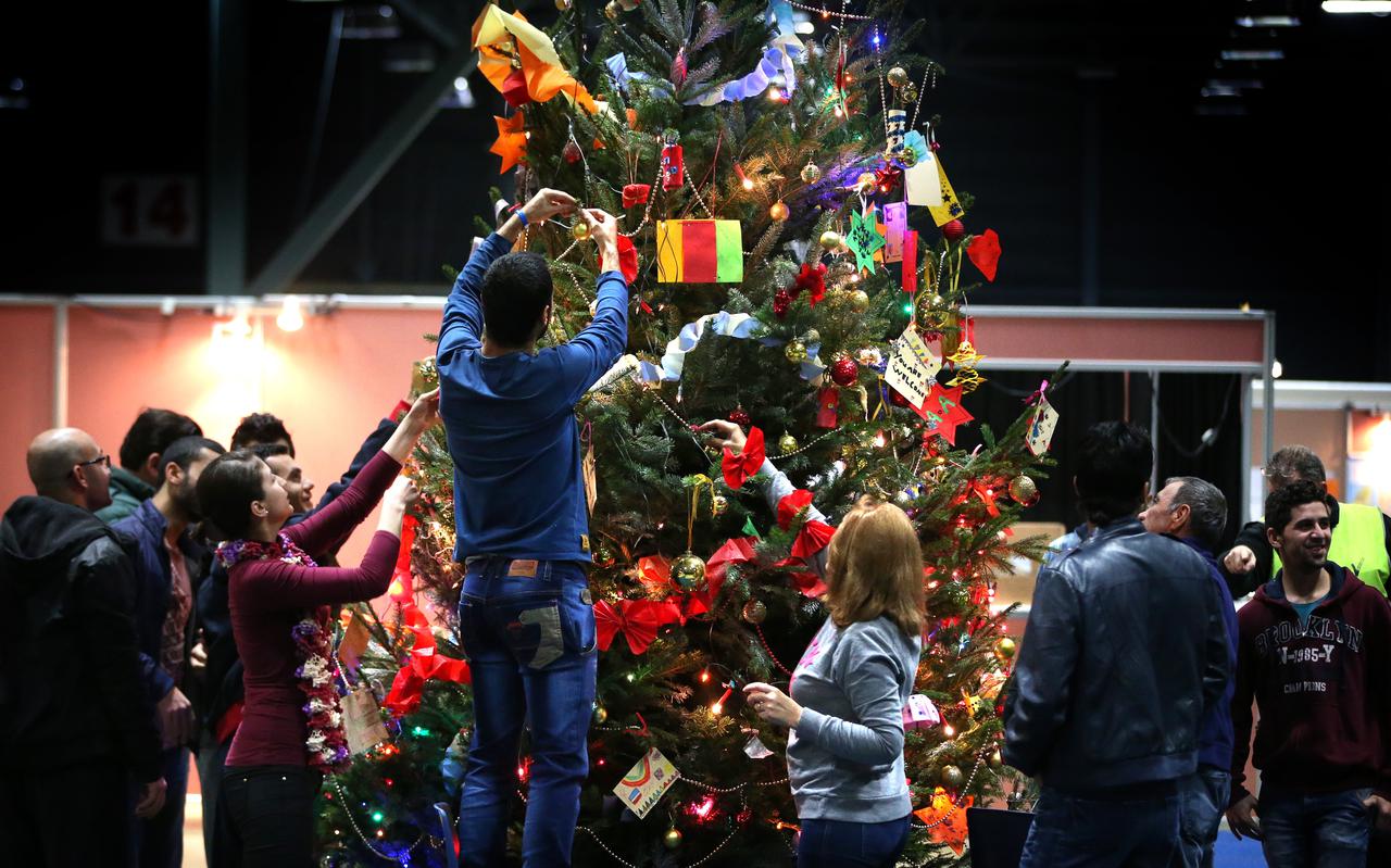 In de noodopvang in het WTC zorgden vluchtelingen in 2015 voor een versierde kerstboom.