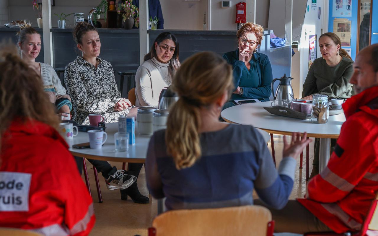 Minister Carola Schouten (rechts) in gesprek met moeders die wekelijks een ontbijttas ophalen. Ouders van links naar rechts: Ytje Luinenburg (geheel links) en Sarah Dalo (witte trui). Naast Schouten wethouder Marianne Poelman.