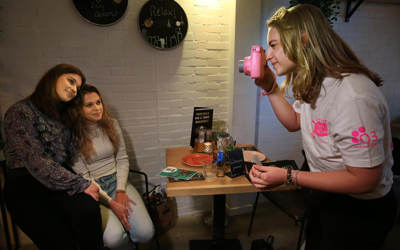 Froukje en Nienke Zijlstra worden in restaurant Lazy Lemon op de foto gezet door Sara Woudstra, die de zussen ook informeert over de actie April op Stil. 