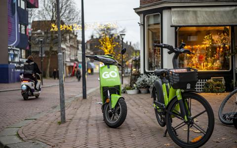 Een scooter en een elektrische fiets van Go Sharing bij het gemeentehuis in Leeuwarden. 