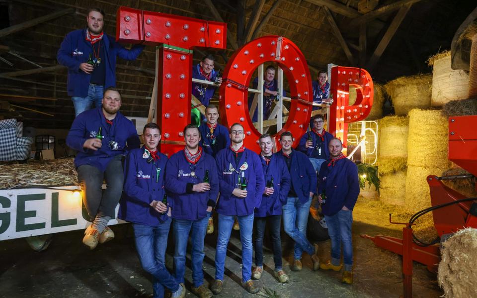 Oudejaarsploeg De Geitefok uit Oldeberkoop met de letters TOP. 