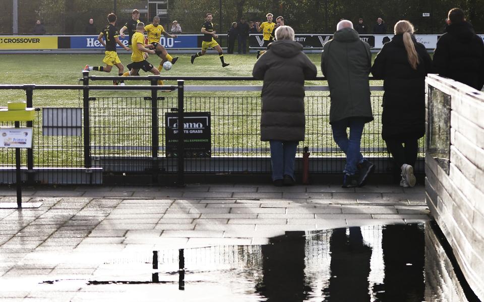 Van het voetbalpanel had alleen Jan Stuiver het bij het rechte eind. Hij voorspelde een zege van Langezwaag op Aengwirden, alleen viel de zege (7-0) veel hoger dan Stuiver had verwacht. Leo Spindelaar zat er met een zege van Friesland op Jubbega (3-1) naast, het werd 2-2. Ype Haytema verwachtte een zege van Oeverzwaluwen op TOP’63, maar de Koudumers gingen met 0-4 onderuit. Line Atsma voorspelde een 2-2 gelijkspel bij Leovardia tegen SWZ (foto). Het werd 0-4 voor de gasten uit Sneek.