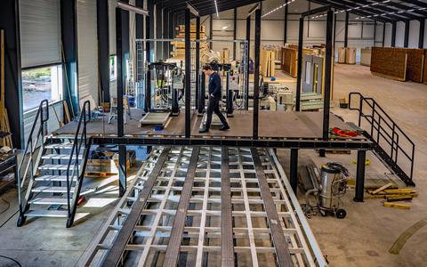Technici van H&M Houtbewerkingsmachines in Sneek installeerden begin dit jaar een nieuwe steenstriprobot in de huizenfabriek IIBO.