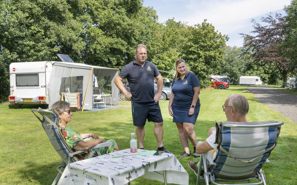 Eigenaren Johnny van Eijden en zijn vriendin Janiene Kortenoever van camping Johanna Hoeve in Ryptsjerk spreken met pas gearriveerde gasten die eigenlijk naar de Vogezen wilde, maar uitweken naar het noorden vanwege de hitte.
