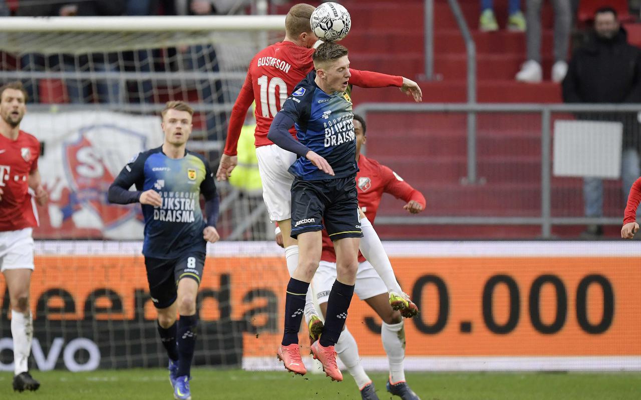 Mees Hoedemakers in duel met Simon Gustafson van FC Utrecht in februari dit jaar.