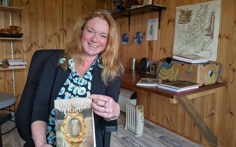 Dieuwke Anne Norbruis uit Rotsterhaule heeft het boek 'Vloeibaar Goud' geschreven. FOTO BRENDA VAN OLPHEN