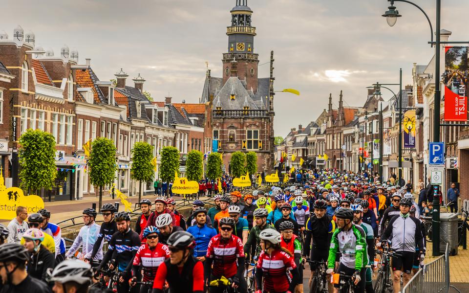 Deelnemers van de Fietselfstedentocht in Bolsward.
