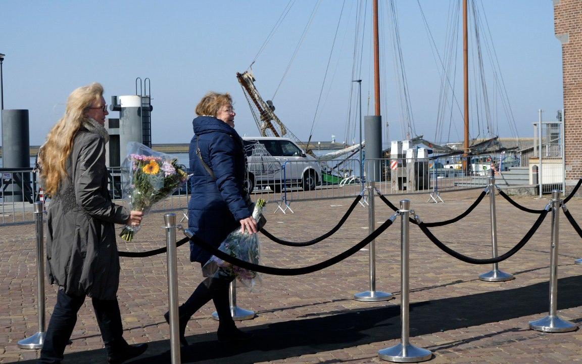 Bekijk hoe mensen uit het hele land in Harlingen afscheid nemen van weerman Piet Paulusma: 'Piet wás