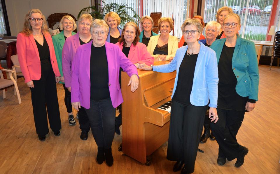 Mariëtte Hooftman (vooraan met het blauw jasje), samen met de koorleden van het Ensemble Tiramisu uit Heerenveen.